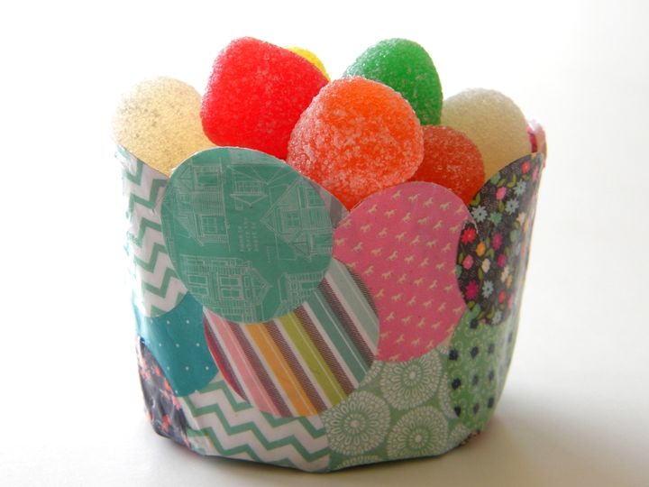 tigela de confete de papel mach, Fa a copos de confete menores para segurar guloseimas ou cupcakes