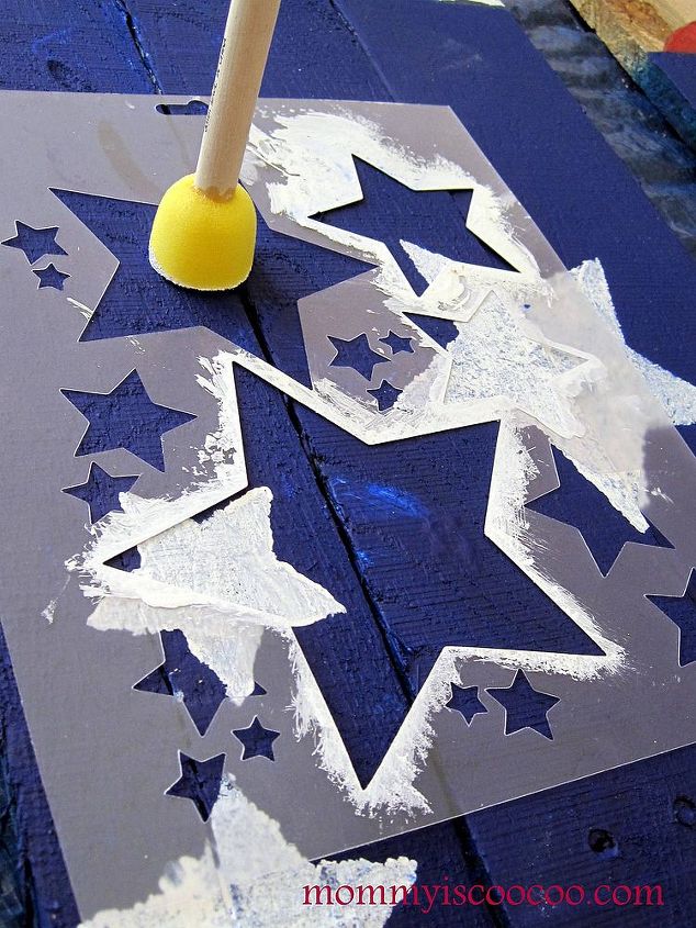 como fazer uma bandeira americana a partir de um palete, Meus filhos pintaram cada uma das estrelas Coloquei aleatoriamente o modelo de estrela na se o azul A coloca o aleat ria facilitou