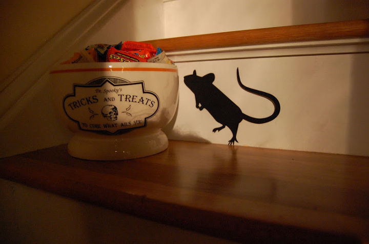uma infestao de ratos planejando algumas risadas de halloween, V para os doces