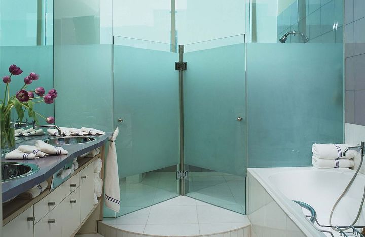 country club loft, El ba o de las ni as con azulejos de vidrio lila Puestos de vidrio esmerilado para la ducha y wc