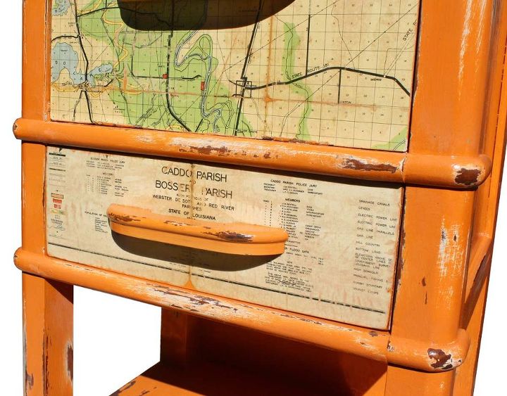 1 de 1 mesinha de cabeceira vintage laranja personalizada com mapa antigo de, Depois que o mapa secou lixei tudo bem e apliquei algumas camadas de poli com mais lixamento