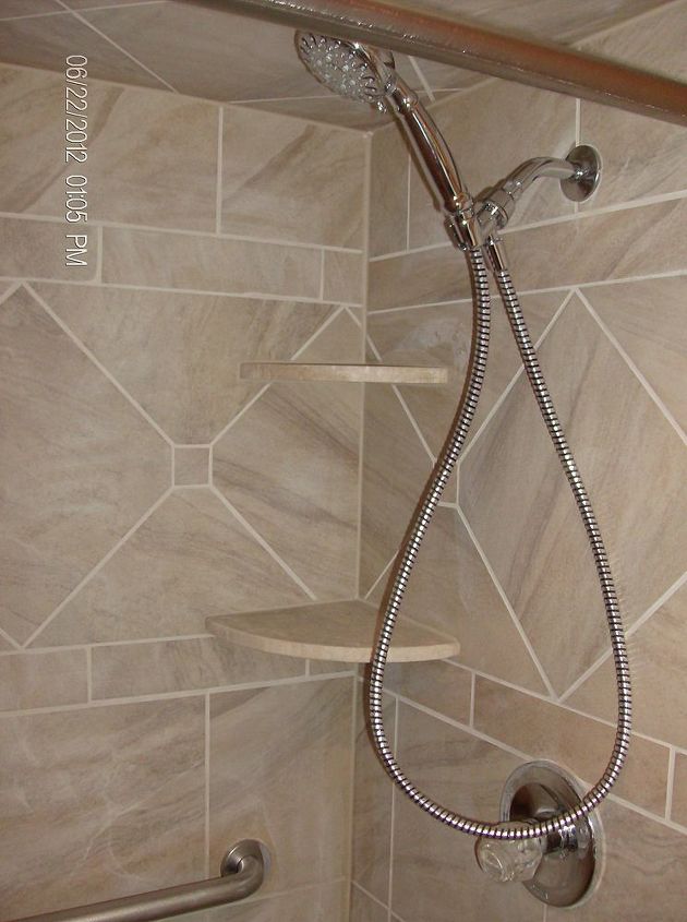 chuveiro de azulejos personalizado, Prateleiras de canto instaladas