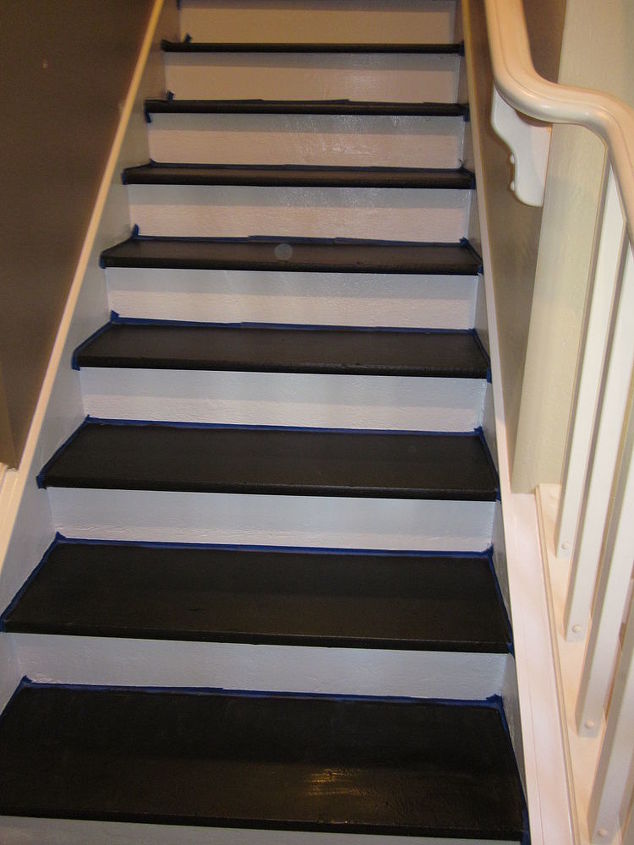 quitar la alfombra de las escaleras y pintarlas, Aplique cinta de pintor y una primera capa de pintura negra para el suelo