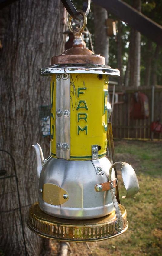 placa metlica reaproveitada de birdhouses por gadgetsponge com, Pedestal de farol com placa amarela e verde reciclado de uma casa de passarinho de metal