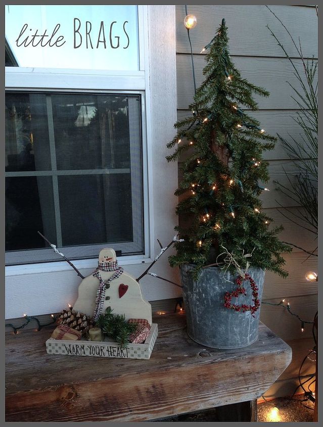 a christmas porch, christmas decorations, curb appeal, porches, seasonal holiday decor