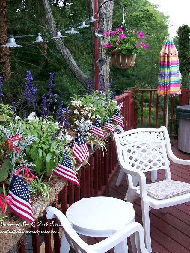picnic patriotico bbq feliz dia de los caidos, Las banderas americanas se a adieron a las jardineras de la terraza plantadas con begonias blancas ageratum azules y fucsias rojas
