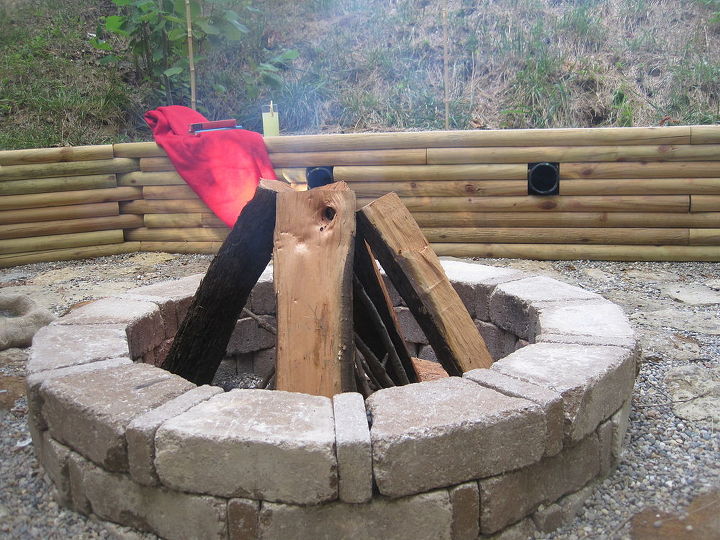 creacin de un patio de piedra de arroyo y un pozo de fuego, Pozo de fuego con muro de contenci n de madera