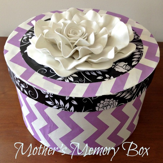 caja de recuerdos para la madre con flor de espuma