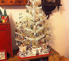 Qué hacer con todos esos alfileres de Navidad: ¡decorar un árbol, por supuesto!
