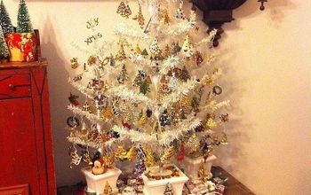  O que fazer com todos aqueles broches de Natal: decorar uma árvore, claro!