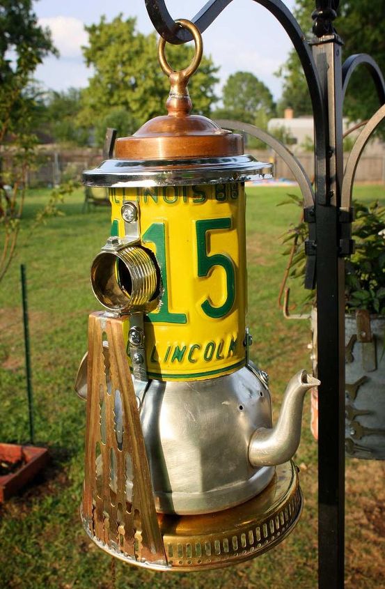 placa de la licencia repurposed birdhouses de metal por gadgetsponge com, Pedestal de faro con matr cula amarilla y verde reciclado de una pajarera de metal
