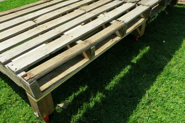 make an indoor outdoor upcycled pallet daybed, pallet