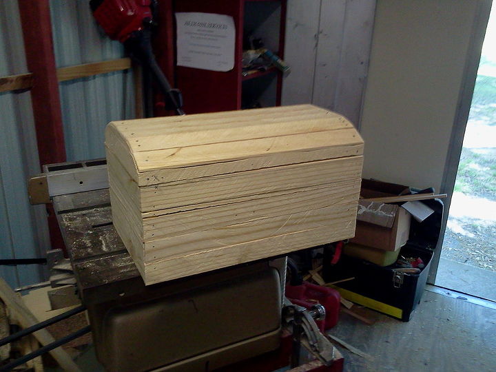 caixa de madeira feita de sucata