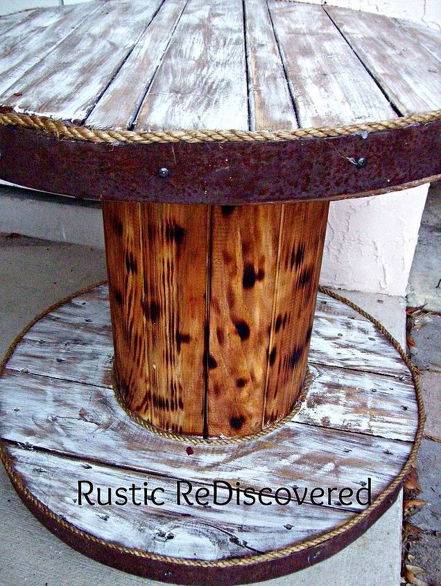 mesa de carretel de cabo e barril antigo, mesa acabada