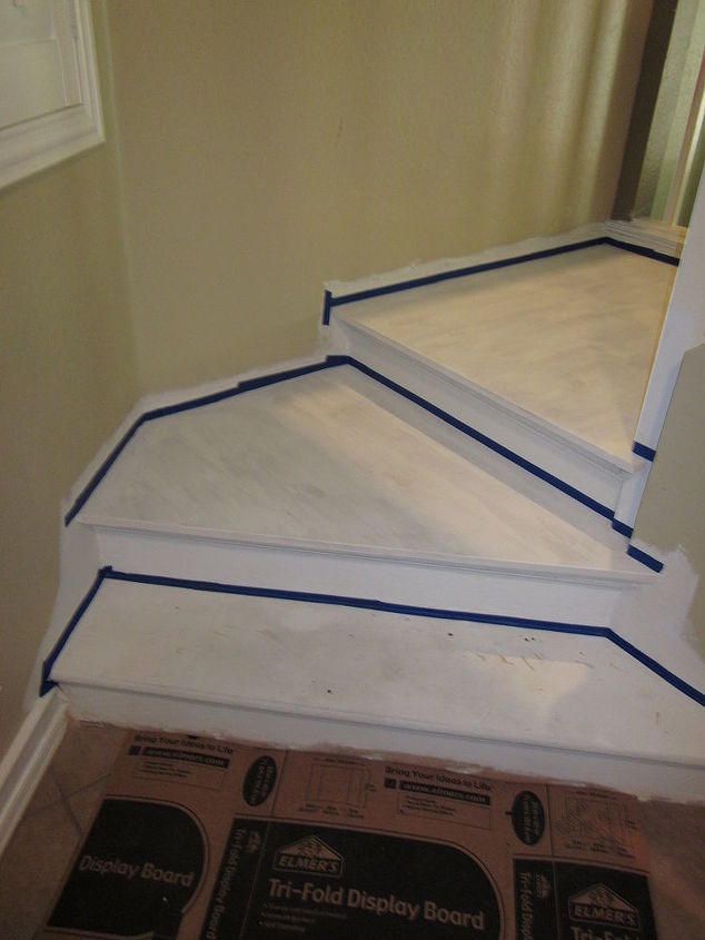 quitar la alfombra de las escaleras y pintarlas, Aplicar cinta de pintor y segunda capa de imprimaci n