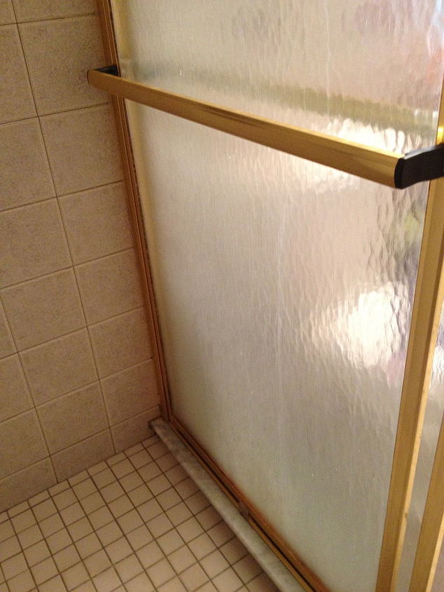 como limpiar los restos de jabon de las puertas de la ducha