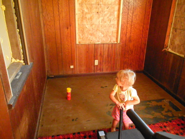 o quarto de beliche, Uma foto do antes se preparando para derrubar os pain is de madeira isolamento pintura e carpete