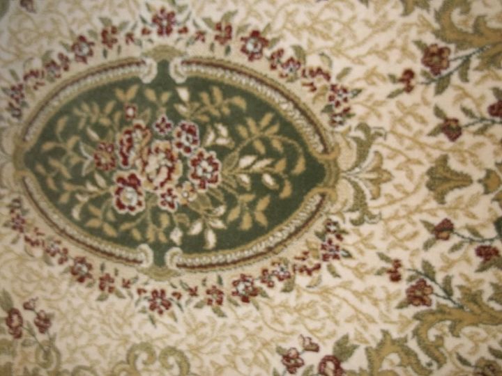q necesito ayuda para elegir una alfombra para un sofa rojo liso, 3