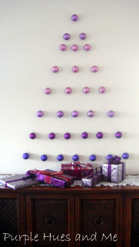 rvore ornamental de parede, Sete fileiras de trinta e quatro decora es em tons de roxo d o uma apar ncia festiva