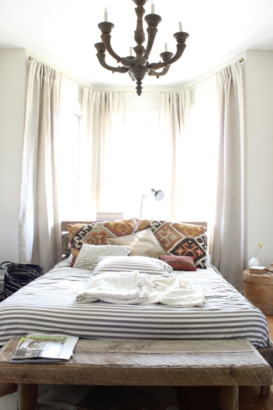 7 maneiras de decorar o p da cama, adicionar um banco a uma sala menor pode ser muito elegante e adicionar um toque de interesse