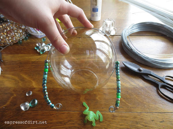 garden art frog prince tutorial gratuito, Voc precisar de um globo de lustre de vidro resistente ou uma bola de boliche para o corpo