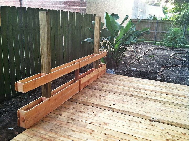 cubierta del patio trasero en nueva orleans, El siguiente nivel de la jardinera tiene 6 pulgadas de profundidad