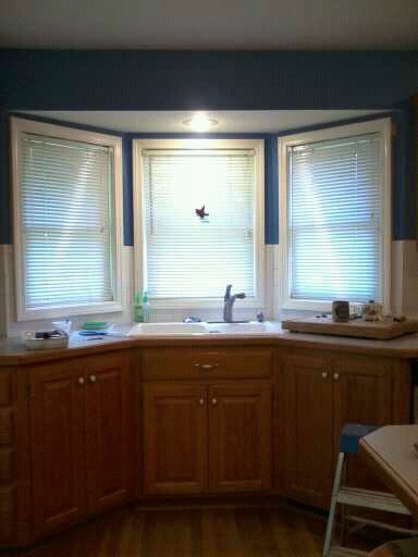 atualizei minha cozinha removendo o papel de parede antigo, a nova cor ilumina minha cozinha