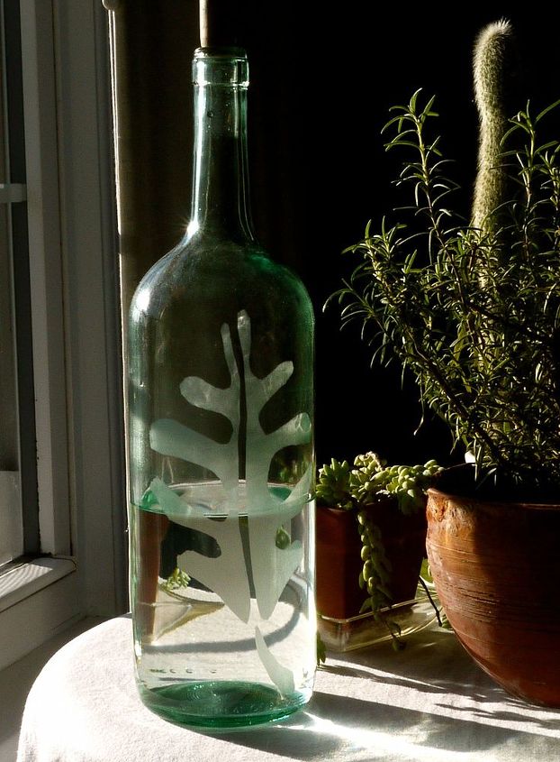 el grabado en vidrio convierte las botellas viejas en algo bonito, Esta es una botella de vino que utilizo para regar las plantas