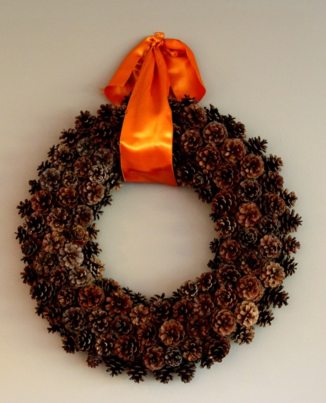 free pinecone wreath, crafts, seasonal holiday decor, wreaths