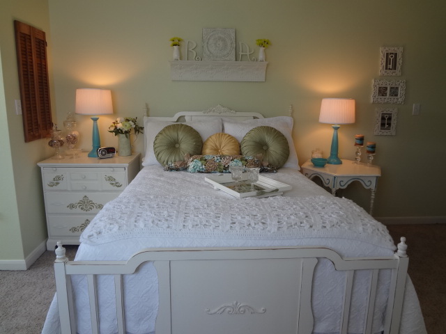 newly decorated guest room, bedroom ideas, home decor, painted furniture, Found the headboard footboard at a garage sale several years ago for 15 Painted it SW Dover White and then distressed Once I finished my husband said Who would have imagined that old bed could look like this Me thank you