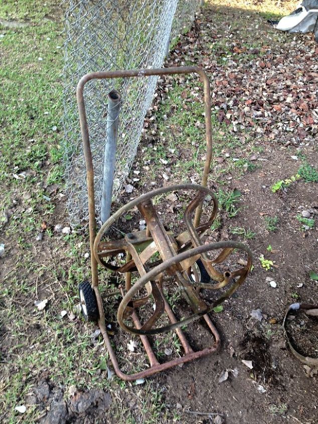 un viejo carrete de manguera de jardn y una carretilla de 39 aos