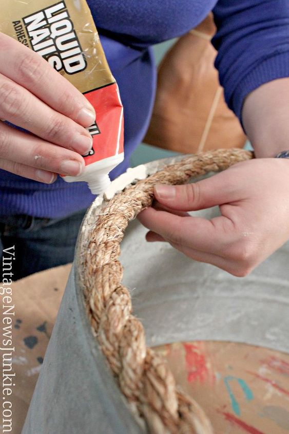 como fazer uma saia para a rvore com banheira galvanizada vdeo tutorial, Adicione uma corda grossa para se proteger de arestas afiadas