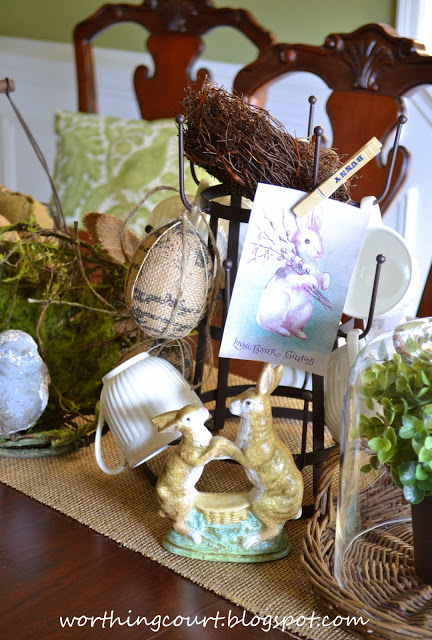 mi centro de mesa de pascua de arpillera y vintage, Las im genes de postales de Pascua vintage recortadas en el rbol de tazas contribuyen al ambiente vintage