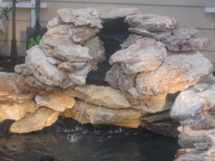 construa uma lagoa no quintal, Constru mos rochas paisag sticas ao redor de uma cachoeira pr fabricada