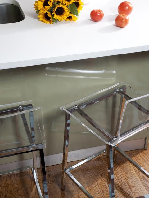 6 consideraes ao decorar um espao pequeno, Estas banquetas transparentes podem dar um espa o mais aberto cozinha