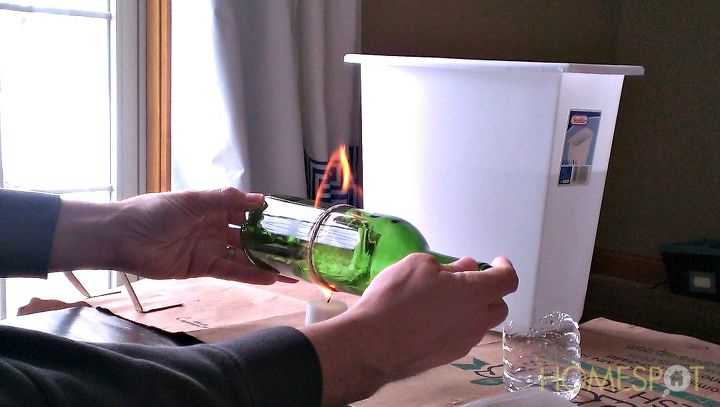 como cortar uma garrafa de vidro ao meio com barbante e fogo, Queime queime queime Apenas certifique se de girar a garrafa e obter bastante fogo para aquec la