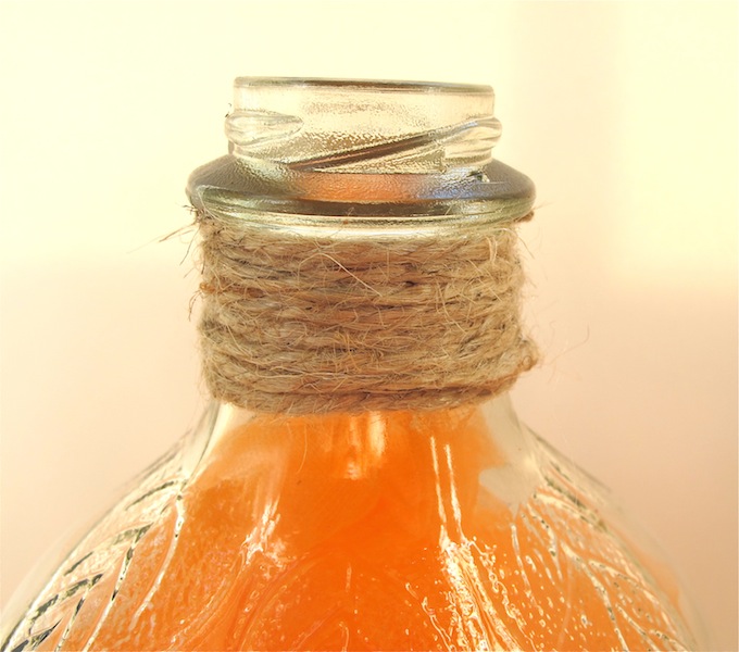 projeto de reutilizao de abbora garrafa em um castial de abbora, Amarre enrole o barbante ao redor do topo e prenda com cola de haste