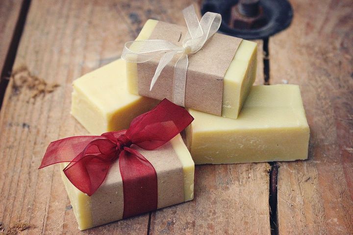 making a basic beginner soap and then making it fun, crafts