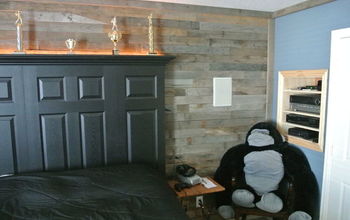 Accent wall made from distressed pallet wood