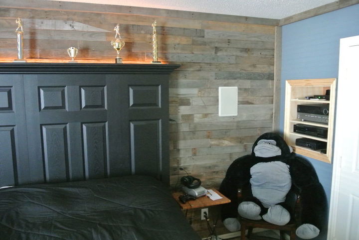 accent wall made from distressed pallet wood, bedroom ideas, home decor