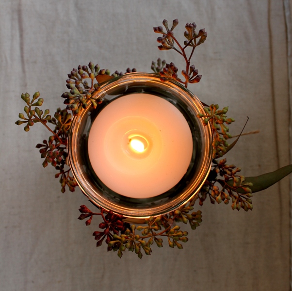 votiva fcil de eucalipto com sementes, Adicione uma vela para dar um brilho quente