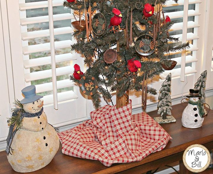 decking the halls with simplistic decor, christmas decorations, seasonal holiday decor, Homespun and a snowmen vignette on a bench for the curb appeal tree