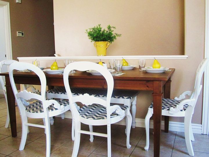 renovando sillas viejas con pintura blanca y tela con estampado de chevron