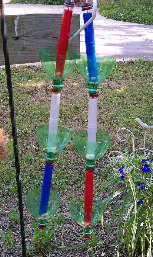 nuevas y mejoradas botellas de refresco recicladas cadenas de lluvia de plntulas, Esta foto es de mi nueva y mejorada cadena de lluvia de pl ntulas colgantes y s lo tiene 3 tazas en lugar de 4 como mi original