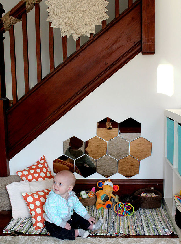 aprovecha el espacio bajo la escalera haz una zona de juegos para el beb