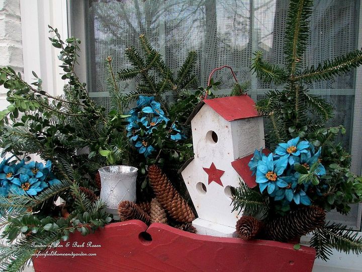 decoracin navidea de invierno, jardinera de invierno de la cocina verduras frescas una pajarera una vela y un toque de azul