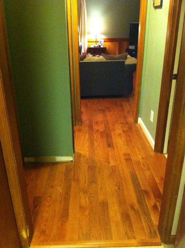 meu noivo um grande diyer e eu substitumos o tapete por piso de madeira real neste, corredor traseiro