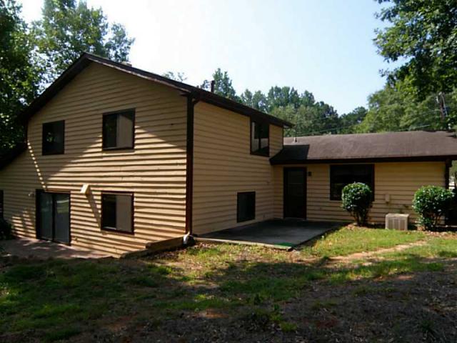 my dilemma creating privacy at the back of this house without breaking the bank, curb appeal, outdoor living, ALL the neighbors can see EVERYTHING It s got potential but I need some inspiration and ideas