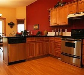 5 top wall colors for kitchens with oak cabinets, kitchen design, paint colors, painting, wall decor, Another popular color often used in Oak Cabinet kitchens is red In my opinion this is too dark and once again just dates the space and makes it feel too dark Via Buzzle
