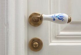 disinfect your doorknobs, cleaning tips, doors